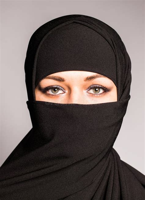 Islam Mujer árabe Hermosa Con Velo Tradicional En Su Cara Foto De Archivo Imagen De Glamor