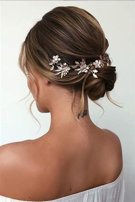 For the ones who have short hair, little braided pieces for prom hairstyles look so cute and fancy at the same! 33 Amazing Prom Hairstyles For Short Hair 2021