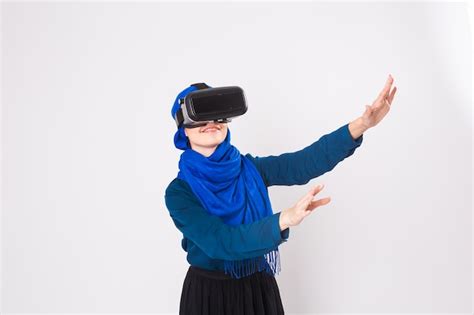 Premium Photo Asian Muslim Woman Wearing Hijab Using Vr Headset Glasses Of Virtual Reality On