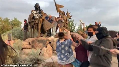 Protester Shot As Demonstrators Try To Tear Down A New Mexico Conquistador Statue Daily Mail