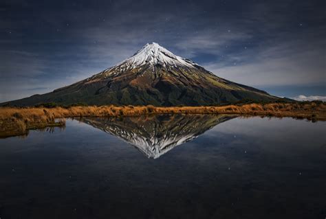 Mount Taranaki Een Sterrennacht Behang Happywall