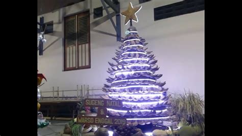 Gunakan 2 batang kayu atau potongan ranting yang ditempelkan di tembok dan hias dengan lampu natal. Pohon Natal Dari Ranting Bambu : 20 Kreasi Pohon Natal Unik Yang Bisa Dibuat Tanpa Keluar Uang ...
