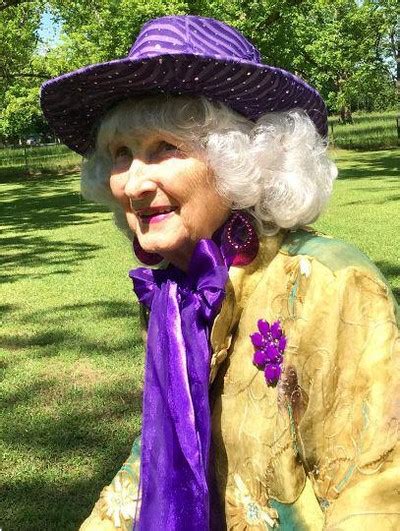 Nenek 91 Tahun Jadi Sensasi Di Youtube Fashion Show Di Belakang Rumah