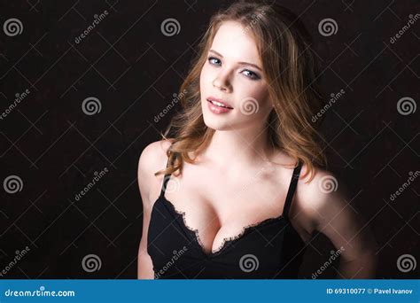 Stående Av Den Sexiga Kvinnan Med Härliga Bröst I Damunderkläder Fotografering För Bildbyråer