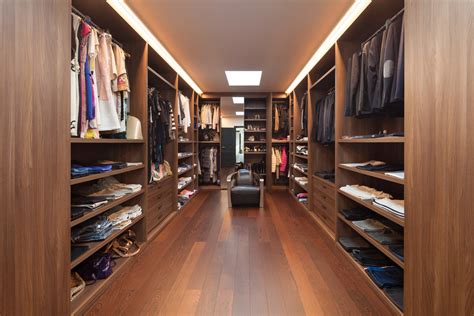 14 Must Have Walk In Closet Design Features European Cabinets