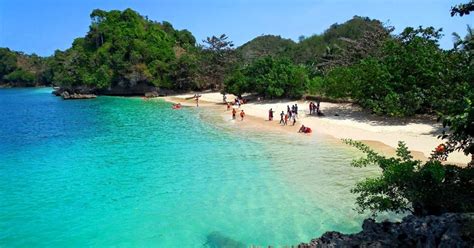 Dua atau tiga tahun lalu belakangan, popularitas objek wisata pelat merah itu mulai tergusur oleh pantai baru yang dibuka secara swadaya oleh masyarakat. Pantai Tiga Warna : Fasilitas, Rute, Jam Buka, Harga Tiket dan Daya Tarik - Tempat.me