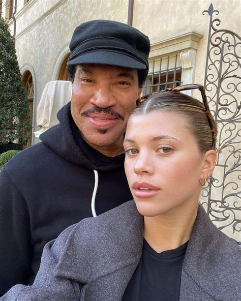 Lionel Richie S Stunning Daughter Poses With Twin Mum In