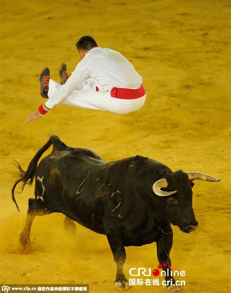 西班牙斗牛士空中翻跟头 斗牛玩出新高度高清组图西班牙斗牛参赛者新浪新闻