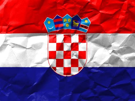 Sie zeigt drei waagerechte streifen in rot, weiß und blau, und in der mitte das staatswappen. Flagge Kroatiens - Hintergrundbilder