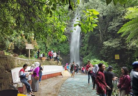 Memiliki tinggi sekitar 25 meter dengan debit air yang merata dan tidak terlalu deras menjadi pemandangan. Review Air Terjun Dlundung, Harga Tiket Masuk, Misteri, Dan Bumi Perkemahan 2020 - My Blog
