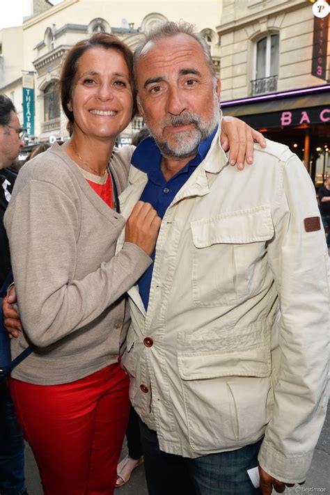 Liam tente de s'interposer mais subit à son tour la violente folie du footballeur. Antoine Duléry et sa femme Pascale Pouzadoux - Générale de ...