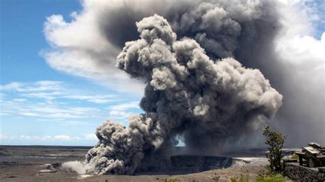 Explosive Eruption At Kilauea Summit Sends Ash 30000 Feet Into Sky