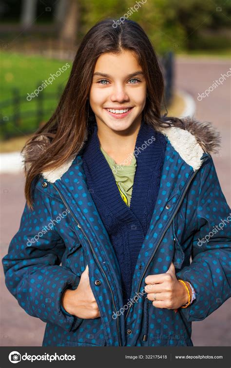 Девушка в синей куртке осенью позирует в парке стоковое фото ©arkusha 322175418