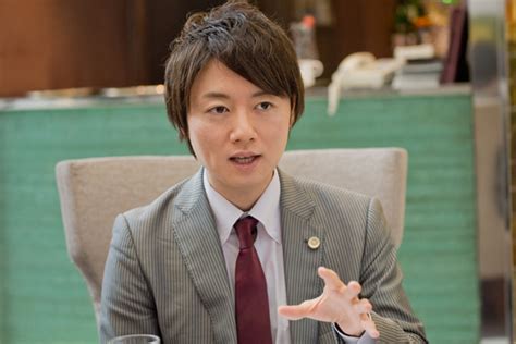 아름다운 변호사 아내와 대기업에 다니는 엘리트 아들에게 기죽어사는 40대 가장 도준호. 핫클릭 이사람 '만년 꼴찌' 노랑머리 문제아, 변호사 된 비법은