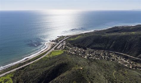 Leo carrillo state park has 1.5 miles of two sandy beach areas, tide pools, and numerous coves and sea caves. Leo Carrillo State Park - California Beaches