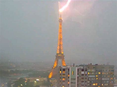 Spectacular Images Of Lightning Striking The Eiffel Tower Abc News