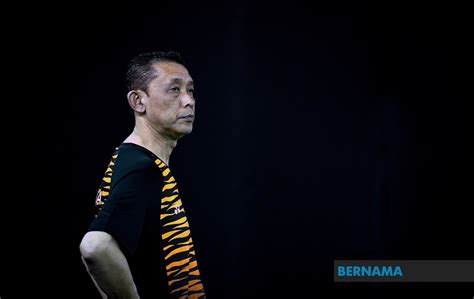 Beliau mula menjadi perhatian ramai sebagai muka baru dalam dunia sukan apabila berjaya layak ke pusingan akhir kejohanan badminton terbuka malaysia 2003 (kejohanan besar pertamanya). Players must get used to synthetic shuttlecocks quickly - Misbun Sidek | Borneo Post Online