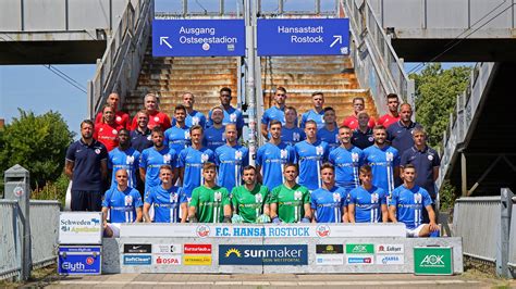 Limited numbers of football fans will watch matches in stadiums across germany for the first time in six months this weekend when the first round of the german cup kicks off. Hallescher FC vs. FC Hansa Rostock heute live im TV und im ...