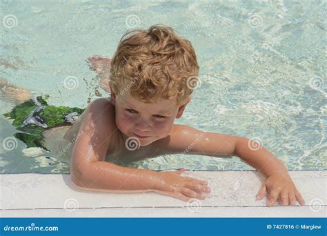Lezioni Di Nuotata Che Imparano Dare Dei Calci A Fotografia Stock Immagine Di Asilo Ragazzo