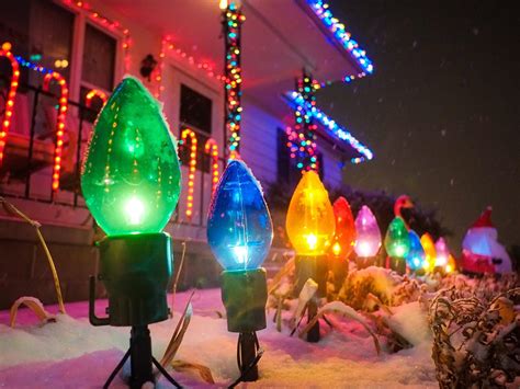 The Best Tips For Putting Up Outdoor Christmas Lights Readers Digest