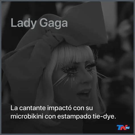 Lady Gaga se sumó a la tendencia microbikini colaless en versión batik TN