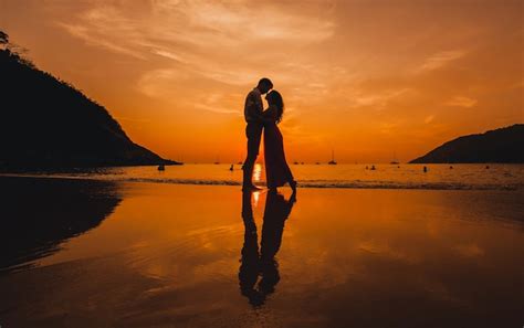 Pareja besándose en la playa Descargar Fotos premium