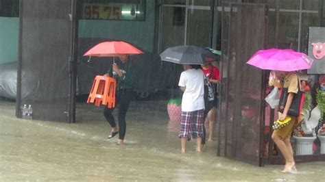 photo gallery อ่างทองฝนตกหนัก ทำให้เกิดน้ำท่วมขังรอการระบายหลายจุด