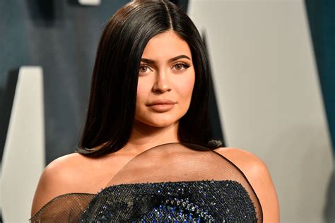 Did Kylie Jenner Copy Kim Kardashian Beauty Mogul Hops On This Eyebrow