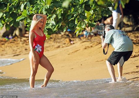 ダイナマイト美ボディを披露水着姿のケイティペリーが新曲MVの撮影Katy Perry shoot new music video in Hawaii マリポサのセレブリティー