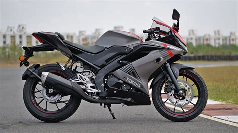 This little yamaha can hold 12litres of fuel in the tank and offers a near 500km range. Yamaha YZF-R15 V3 2018 - Price, Mileage, Reviews ...