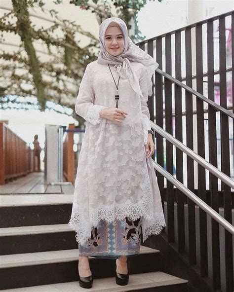 8 Desain Kebaya Putih yang Panjangnya Hingga Bawah Lutut. Cocok Buat