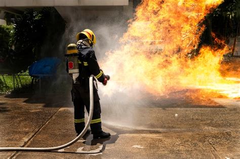 Bomberos Contra Incendios Descargar Fotos Gratis