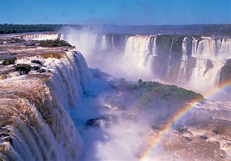 The Iguazu Waterfalls Argentina Brazil Border Amazing And Beautiful