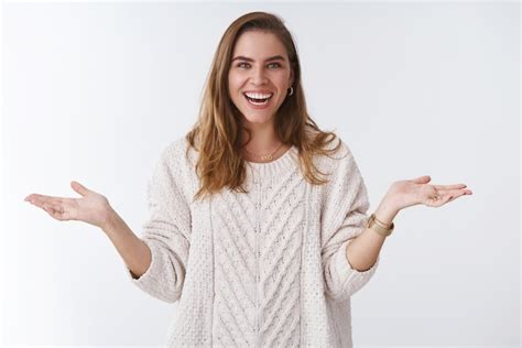 Mulher vestindo um suéter solto estiloso espalhando as palmas das mãos para o lado espantada