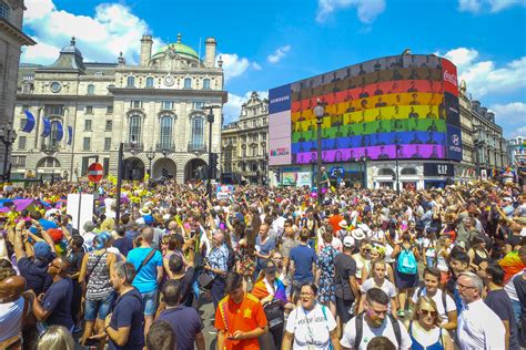 Перевод слова pride, американское и британское произношение, транскрипция, словосочетания, однокоренные слова, примеры использования. Landsec's Piccadilly Lights Joins Pride in London Parade ...