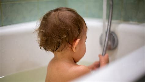 Dyan hes says it's never a good idea to leave little ones in the bathtub without supervision. Baby Who Nearly Drowned in Bathtub Saved by Syracuse ...