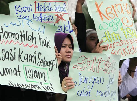 Malaysian Court Convicts 9 Transgender Women Lgbt Groups Slam Decision