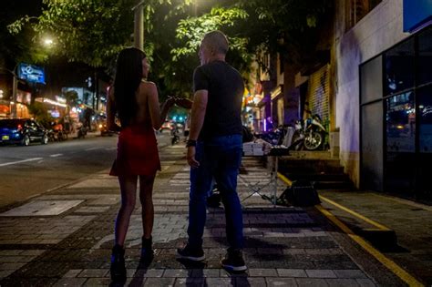 Colombia Toque De Queda En Medellín El Aumento De La Prostitución