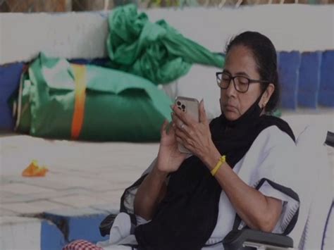 The official twitter page of mamata banerjee, founder chairperson all india trinamool congress. Mamata Banerjee sits on dharna to protest against EC's ban ...