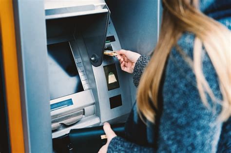 Jovem Mulher Retirar Dinheiro Do Cartão De Crédito No Caixa Eletrônico