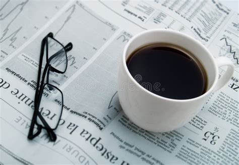 Een Kop Van Koffie Glazen En Een Krant Stock Afbeelding Image Of