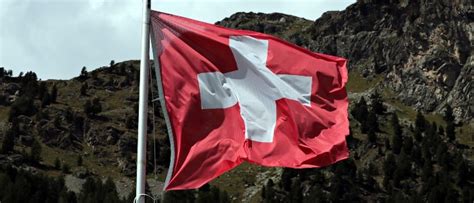 Bestellen sie hier eine schweizerische fahne in hiss, tisch, boots, auto willkommen im schweiz flaggen shop von flaggenplatz. Fahne Schweiz: Zu vielen Anlässen ein unverzichtbarer ...