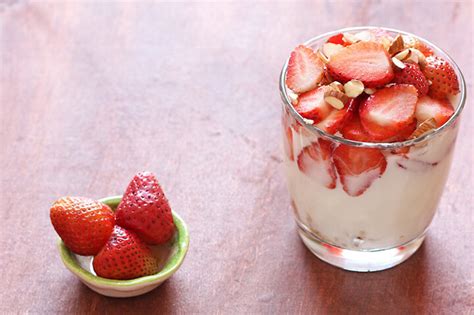 Postre de yogurt miel y fresas Receta fácil para niños