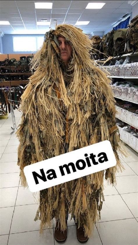 Apresentador de tv, curioso e entusiasta das redes sociais. Luciano Huck posa "camuflado" na Rússia: "Na moita ...