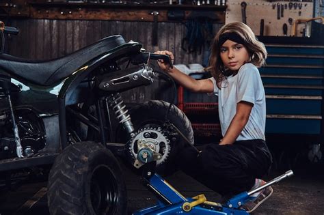 Poważna Piękna Dziewczyna Chce Zostać Technikiem Samochodowym Kiedy Dorośnie Próbuje Naprawić