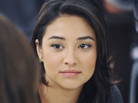 15 Recent Pictures Of Shay Mitchell Without Any Makeup