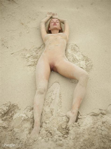 Cycata blondi w piasku Sex Fotki Zdjęcia i Filmy