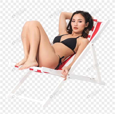 黑色比基尼泳装美女坐在沙滩躺椅上元素素材下载 正版素材400321459 摄图网