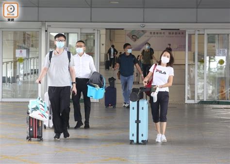 The site owner hides the web page description. 回港易實施首日安排差手續煩捱轟 市民：須過關斬將｜即時新聞｜港澳｜on.cc東網