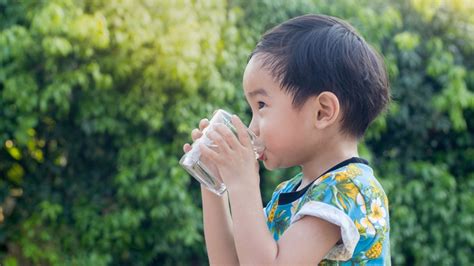 6 Tricks For Getting Kids To Drink Enough Water In Hot Weather